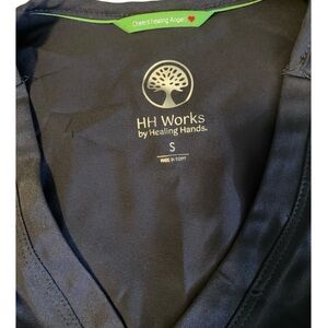 black scrub top, dark Gray